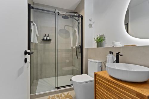 a bathroom with a shower and a toilet and a sink at Cozy living in Gießen - free parking - balcony in Gießen