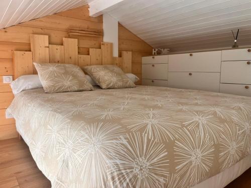 En eller flere senge i et værelse på Le Sunset