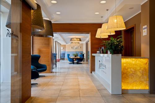 リガにあるRadisson Hotel Old Town Rigaの受付のあるホテルのロビー