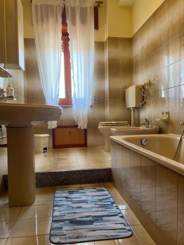 La salle de bains est pourvue d'un lavabo, d'une baignoire et d'un porte-parole. dans l'établissement Aduepassi, à La Rocca