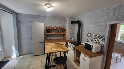 Una cocina o cocineta en Le Chalet de la Forêt, ideal for your reunions