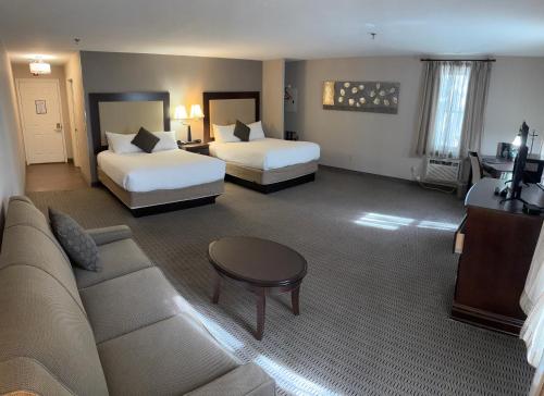 Una cama o camas en una habitación de Chocksett Inn