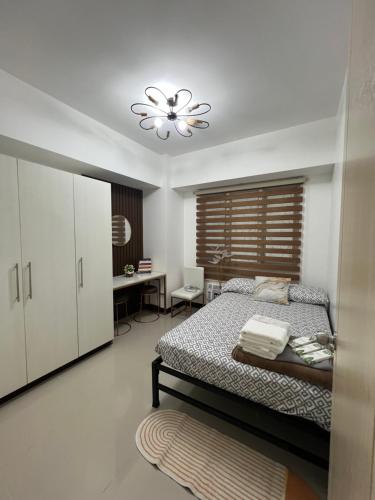 Ένα ή περισσότερα κρεβάτια σε δωμάτιο στο Condo Stay in front of Mall of Asia