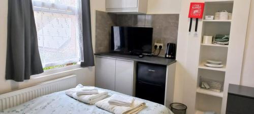 Η κουζίνα ή μικρή κουζίνα στο Central en-suite room, WIFI, Kitchen and Laundry Access