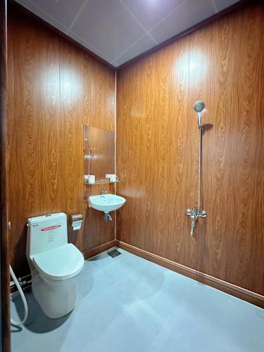 a bathroom with a toilet and a sink at HOTEL Cù Lao 4 Tây Ninh in Tây Ninh