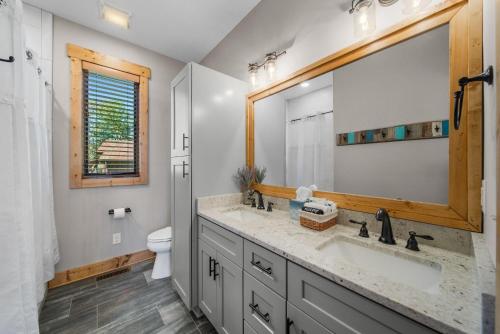 バナー・エルクにあるBear Woods Belle at Eagles Nestの洗面台、トイレ、鏡のあるバスルーム