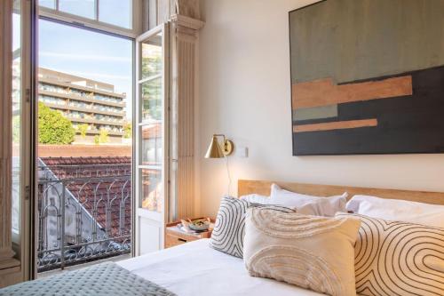 a bedroom with a bed and a balcony at Casa Azul Santa Marinha in Vila Nova de Gaia
