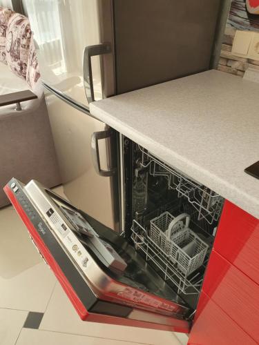 une boîte avec un lave-vaisselle dans une cuisine dans l'établissement Квартира Аркадия ЖК жемчужина Кадора 10 мин от моря, à Odessa