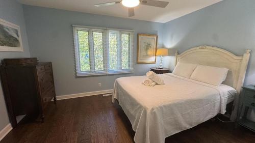 Un dormitorio con una cama con una colcha blanca. en Morningstar Shores, en Union Pier