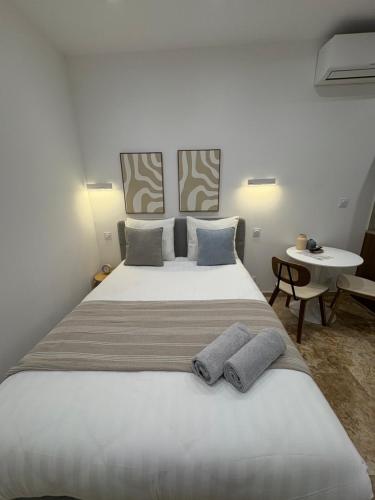 Ένα ή περισσότερα κρεβάτια σε δωμάτιο στο La Petite Arlésienne