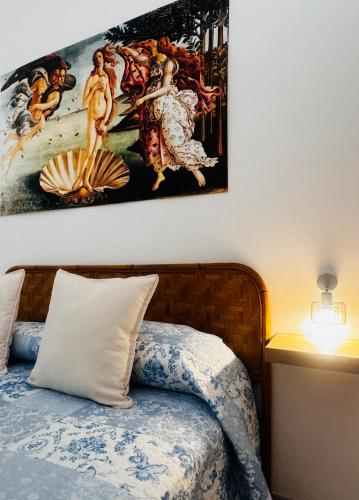 1 dormitorio con una pintura encima de la cama en Appartamento Conte Cavour, en Peschici