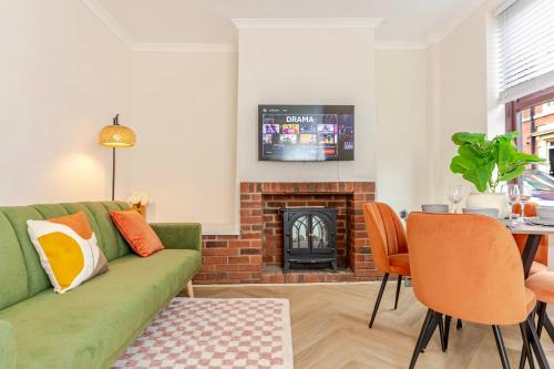 sala de estar con sofá verde y chimenea en Cosy city centre home - Wi-Fi - Free Parking, en Preston