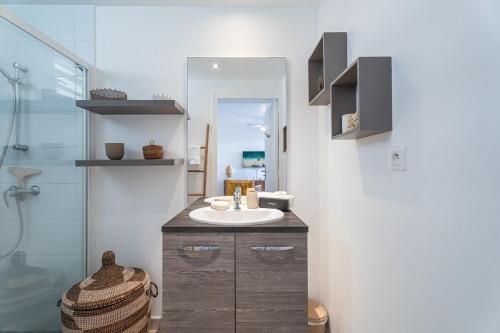 ein Badezimmer mit Waschbecken und Dusche in der Unterkunft Appartement Hibiscus Bay in Fort-de-France