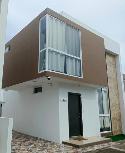 a modern house with a brown roof at Cómoda Casa con vista al Mar en Manta in Manta