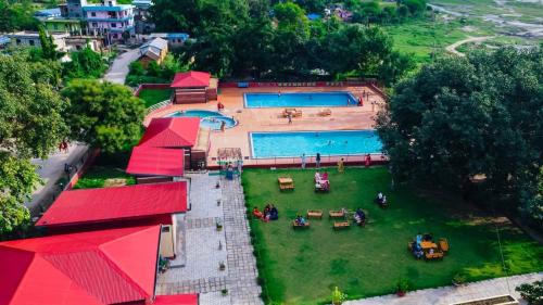 - une vue aérienne sur un parc avec 2 piscines dans l'établissement Manthali Park Inn, à Rāmechhāp