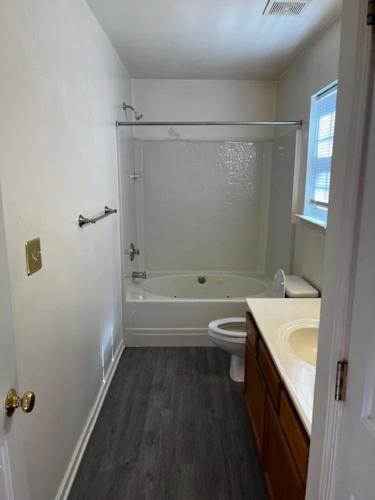 Un baño con ducha, inodoro y lavabo. en Cozy retreat room, en Charlotte