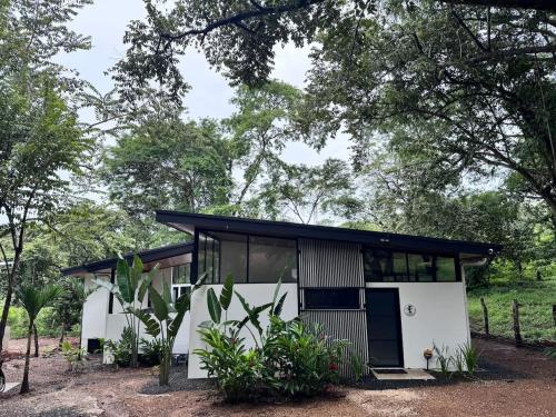 une petite maison avec un toit noir dans l'établissement Mermaid House, à Matapalo