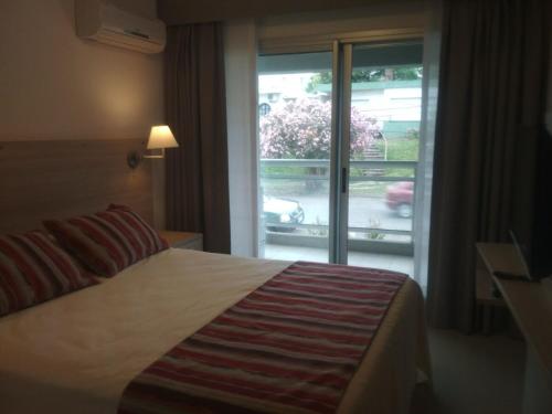 une chambre d'hôtel avec un lit et une fenêtre dans l'établissement Solares de Araus 103, à Colonia del Sacramento