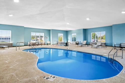 a pool in a hotel room with blue walls at Holiday Inn Express Hotel & Suites Council Bluffs - Convention Center Area by IHG in Council Bluffs
