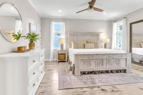 ein weißes Schlafzimmer mit einem Bett und einem Spiegel in der Unterkunft Blue Mountain Pool 4 Bedrooms Sleeps 12 in Blue Gulf Beach