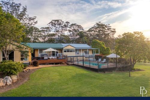 BeaumontにあるParadisoのスイミングプール付き家