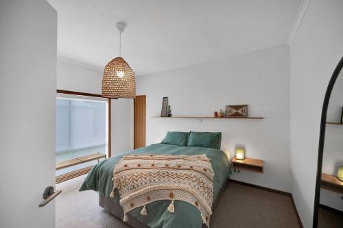Cama o camas de una habitación en Wattlebird - with fire pit and outdoor bath