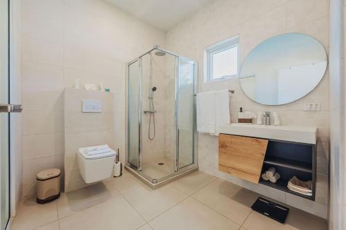 Ένα μπάνιο στο Cozy Villa, BBQ, Spacious Outdoor, Pool, 6 Sleeps