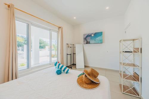 Ένα ή περισσότερα κρεβάτια σε δωμάτιο στο Cozy Villa, BBQ, Spacious Outdoor, Pool, 6 Sleeps