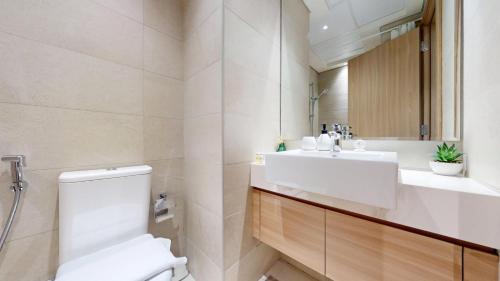 Koupelna v ubytování Locations l Luxurious Studio l Free Pool, Gym Access l Meydan