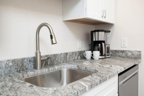 un bancone della cucina con lavandino e macchinetta del caffè di Cedars Peak Downtown 2 Condos a Sevierville