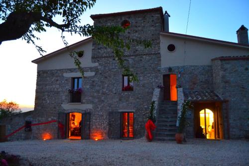 uma grande casa de pedra com luzes laranja em Country Relais La Torretta Baronale em San Giorgio del Sannio