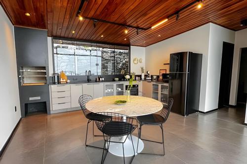 Una cocina o zona de cocina en Vista espetacular, piscina e banheira no quarto!