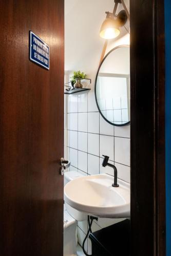 a bathroom with a sink and a mirror at Apezinho Good Vibes in Dourados