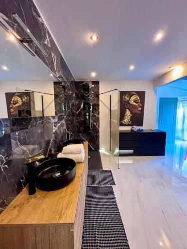 a bathroom with a black bowl sink in a room at Villa élégante avec piscine à Cluny Schoelcher in Schœlcher