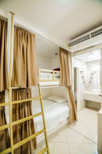a bedroom with bunk beds and a ladder at Hotel Petén Express in Flores