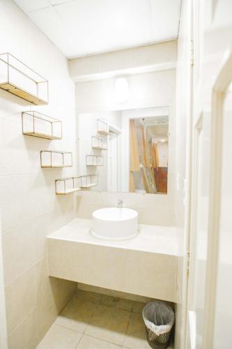 a bathroom with a sink and a mirror at Hotel Petén Express in Flores