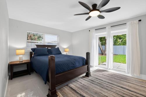 Postel nebo postele na pokoji v ubytování 2BR Home Near Wilton Manors & Downtown