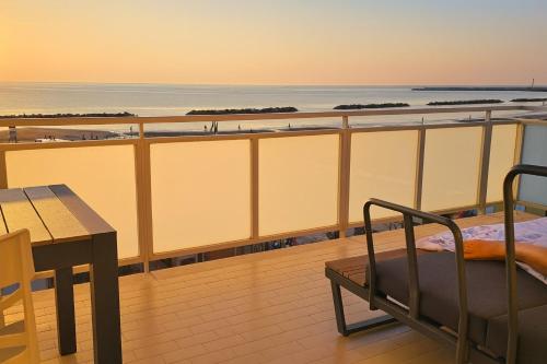 Terrazzo Panoramico Fronte Mare Zamponiにあるバルコニーまたはテラス