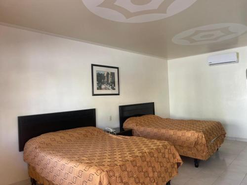 a hotel room with two beds in a room at Hotel Colonial 