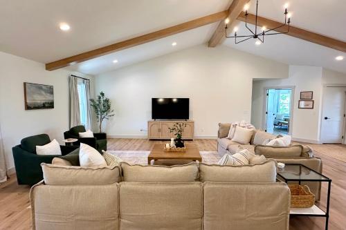 Μια τηλεόραση ή/και κέντρο ψυχαγωγίας στο Country Comfort with Pool Family & Groups