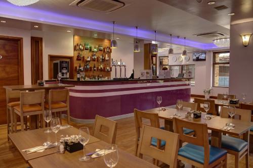 A restaurant or other place to eat at The Airlink Hotel London Heathrow 