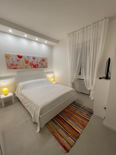 ヴェローナにあるMaison Bassiniの白いベッドルーム(ベッド1台、ラグ付)