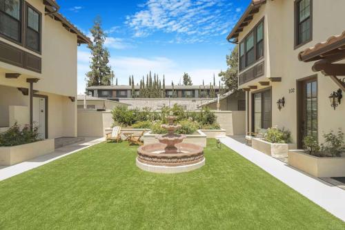 un jardin avec une fontaine au milieu d'une cour dans l'établissement Stylish Pasadena Stay Near Old Town & Rose Bowl, à East Pasadena