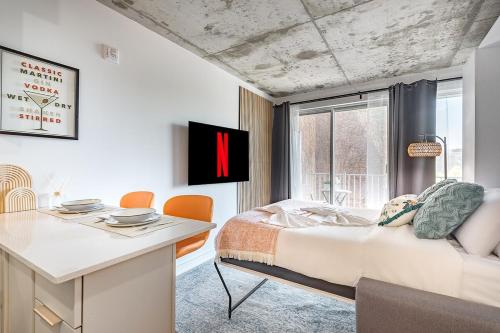 a bedroom with a bed and a table and a window at Urban Hideout - Downtown Haven in Montréal
