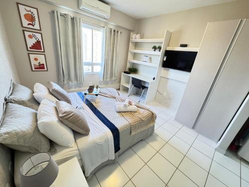 une chambre avec un grand lit et une télévision dans l'établissement Travellar 1317A Impecável!, à Ribeirão Preto