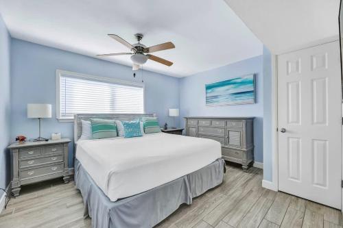 Ένα ή περισσότερα κρεβάτια σε δωμάτιο στο Gulf Coast Beach Front Condo