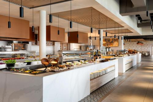 Ceru ColoradoにあるSecrets Baby Beach Aruba Adults Onlyの大きなキッチン(カウンターにたくさんの皿を用意)