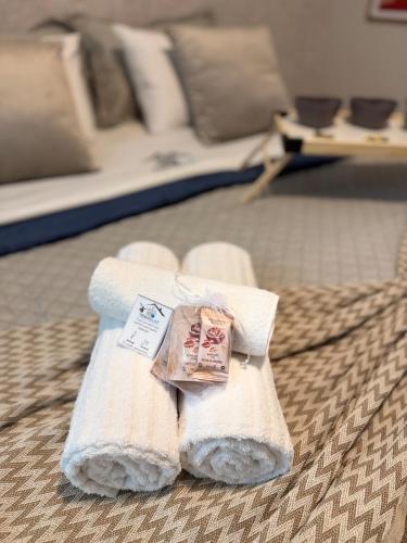 a pair of towels sitting on top of a bed at Travellar Spot 1317A in Ribeirão Preto