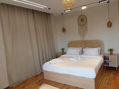 Postel nebo postele na pokoji v ubytování Zen Pyramids Luxury Villa