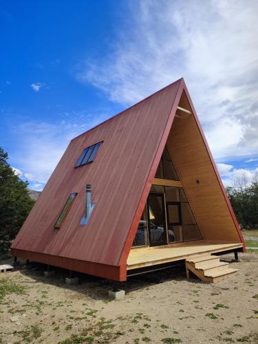 una casa grande con techo rojo en Incredible Cerro Castillo Shelter, en Villa Cerro Castillo